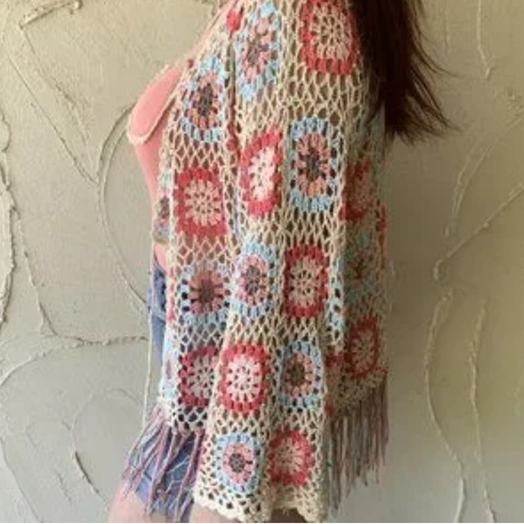 Crochet Shawl with granny square pattern and fringe with a tie closure. - Picture 2 of 8